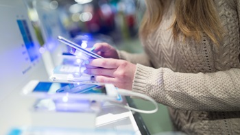 Smartphone nella mani di una donna